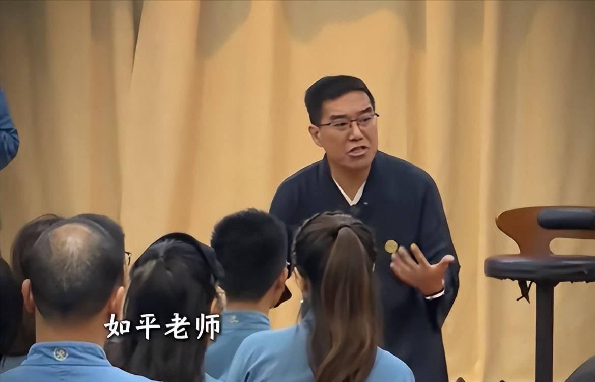 曾经的传销头目，摇身一变成为“国学大师”，莫言都写不出来的魔幻现实主义。如平