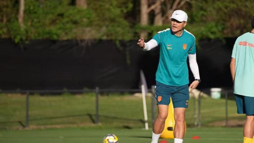 为何邵佳一教练团队邀请于汉超没有邀请蔡慧康呢？毕竟于汉超和蔡慧康是同时代球员！蔡