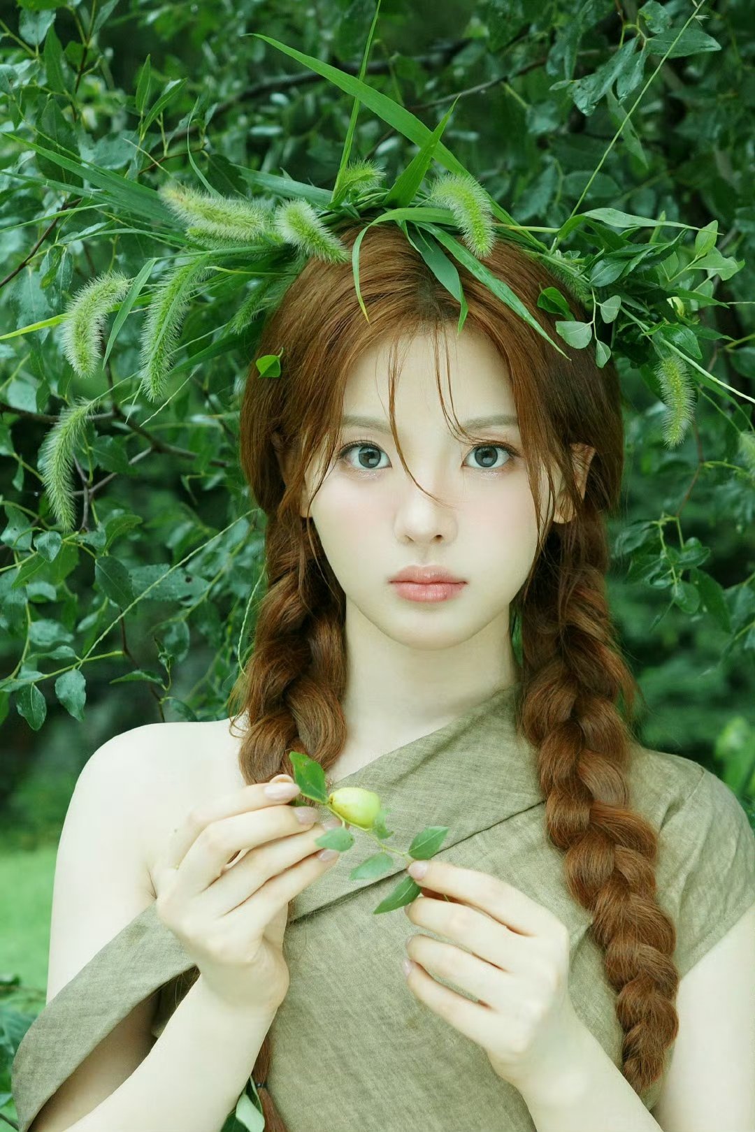 杨超越绿瞳杨超越狗尾巴草少女杨超越狗尾巴草少女，太灵了​​​