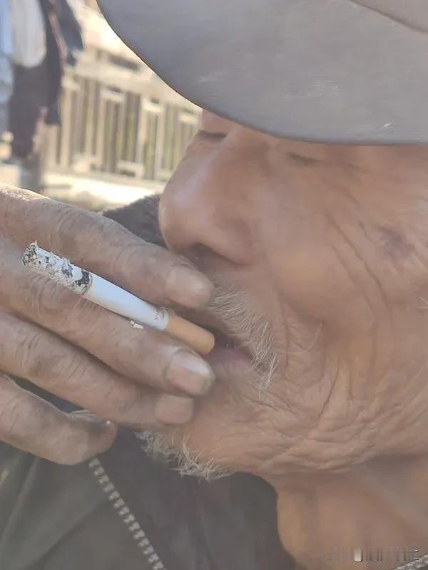 人这一辈子，怎样才算活明白？其实没有年龄门槛。有人八十还为闲话失眠，有人十八就懂