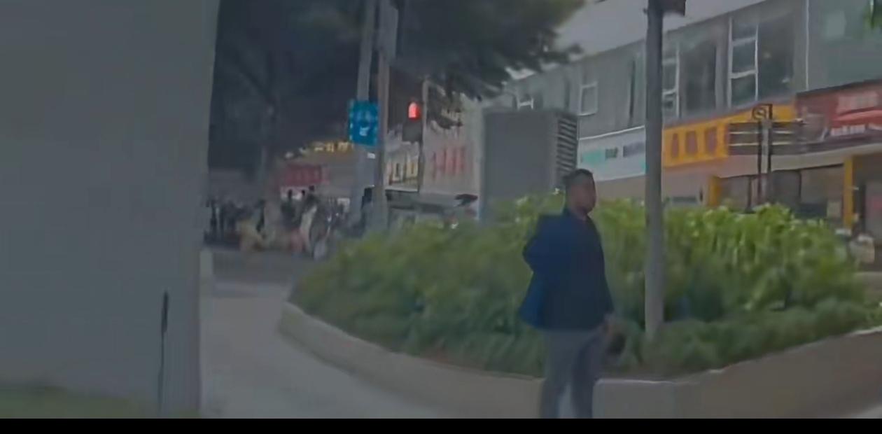 网传印度人中国街头随地大小便！看视频路标，应该是广州白云区…