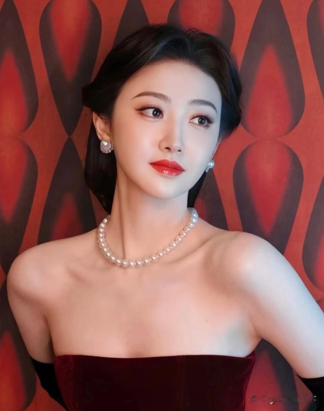 大家发现没，景甜长得跟武则天差不多。很多人说景甜长得不漂亮，那是因为你没有ge