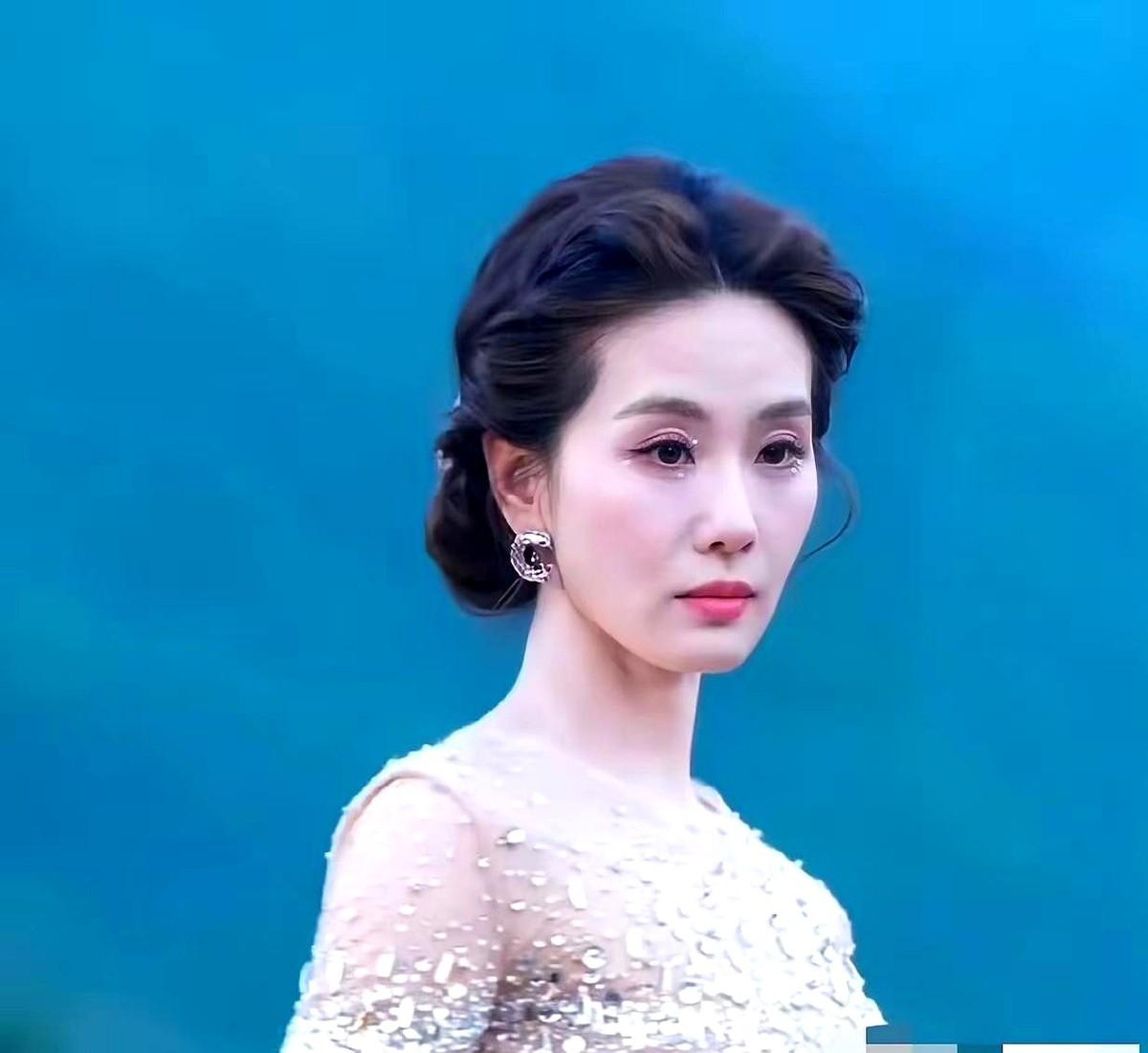 刘诗诗这是怎么了？那股劲儿好像被抽走了。看她最近巴黎时装周的生图，真的吓一跳
