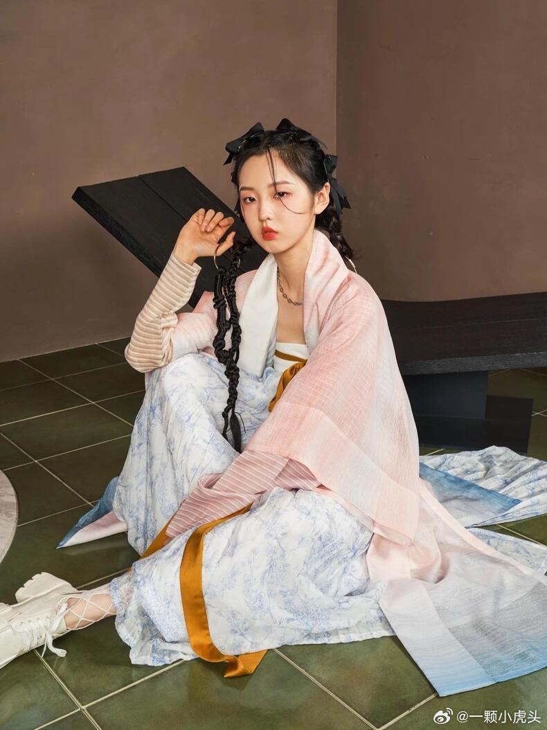 李柯以以前还做过平面模特啊！拍杂志什么手到擒来了！以为李柯以是跨界结果是老本行