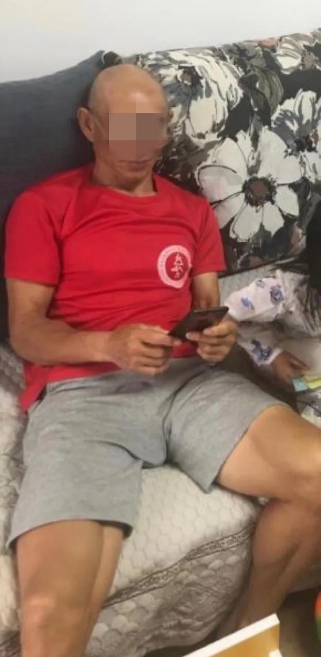 这红衣大爷看着有70多岁了，这身体还是这样强壮，胸肌发达，大腿粗壮，胳膊都是肌肉