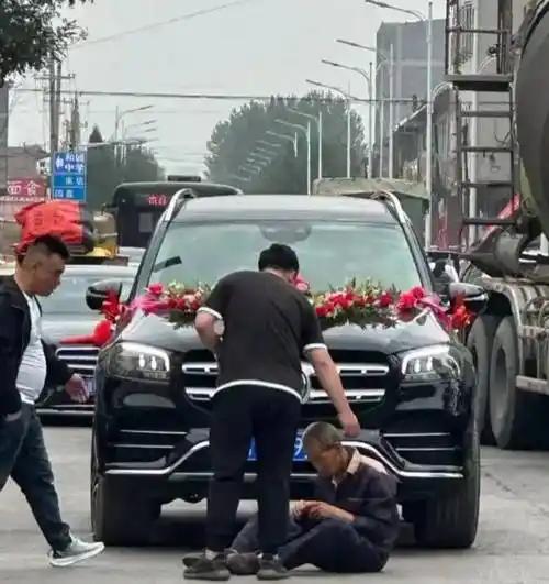 “世风日下！”河北廊坊，一女子远嫁廊坊，结婚当日，她从酒店刚下楼，婚车就被人拦下