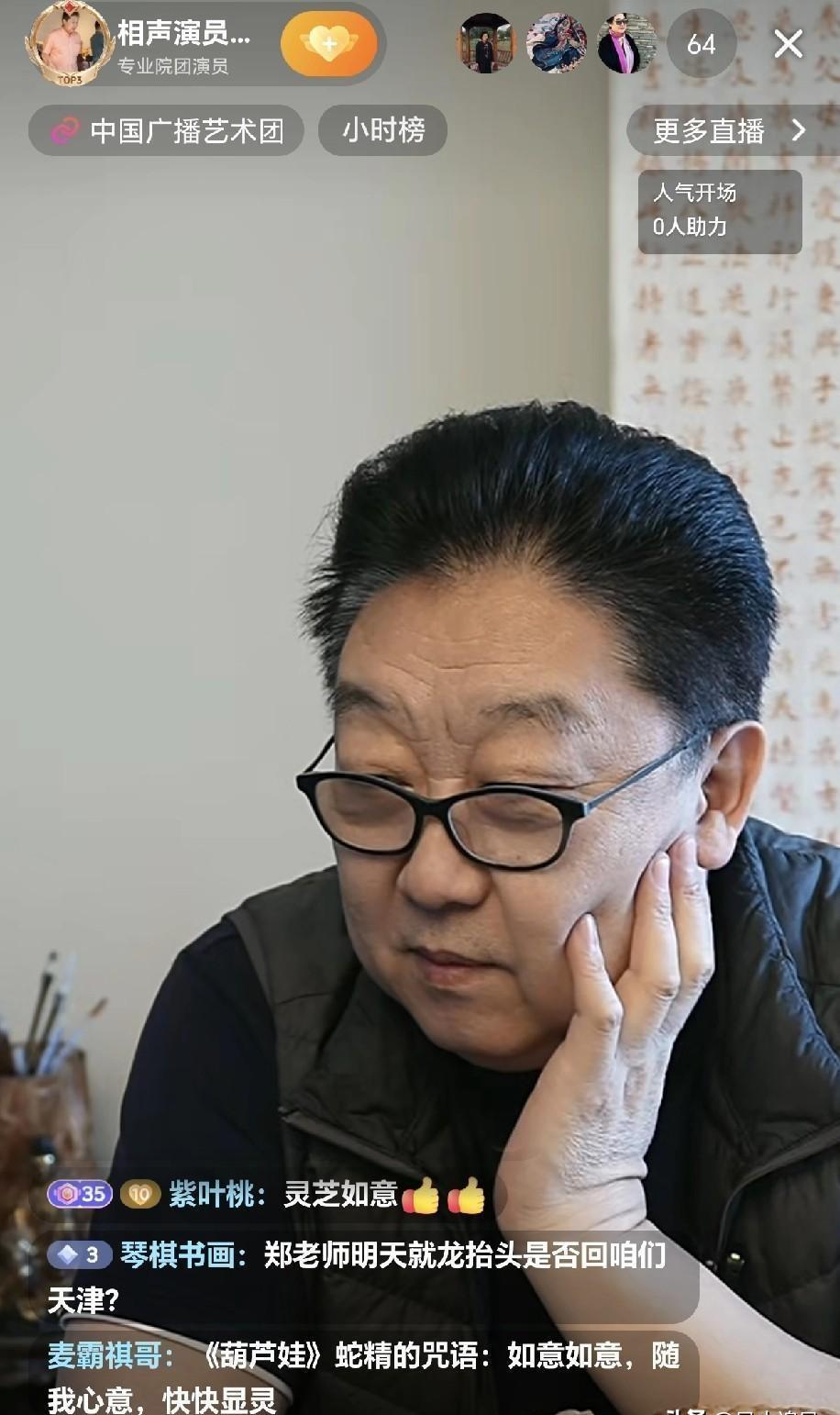 相声圈有个老演员，最近总在叹气。六十多岁的郑健，总被贴上“反德云社”的标签。