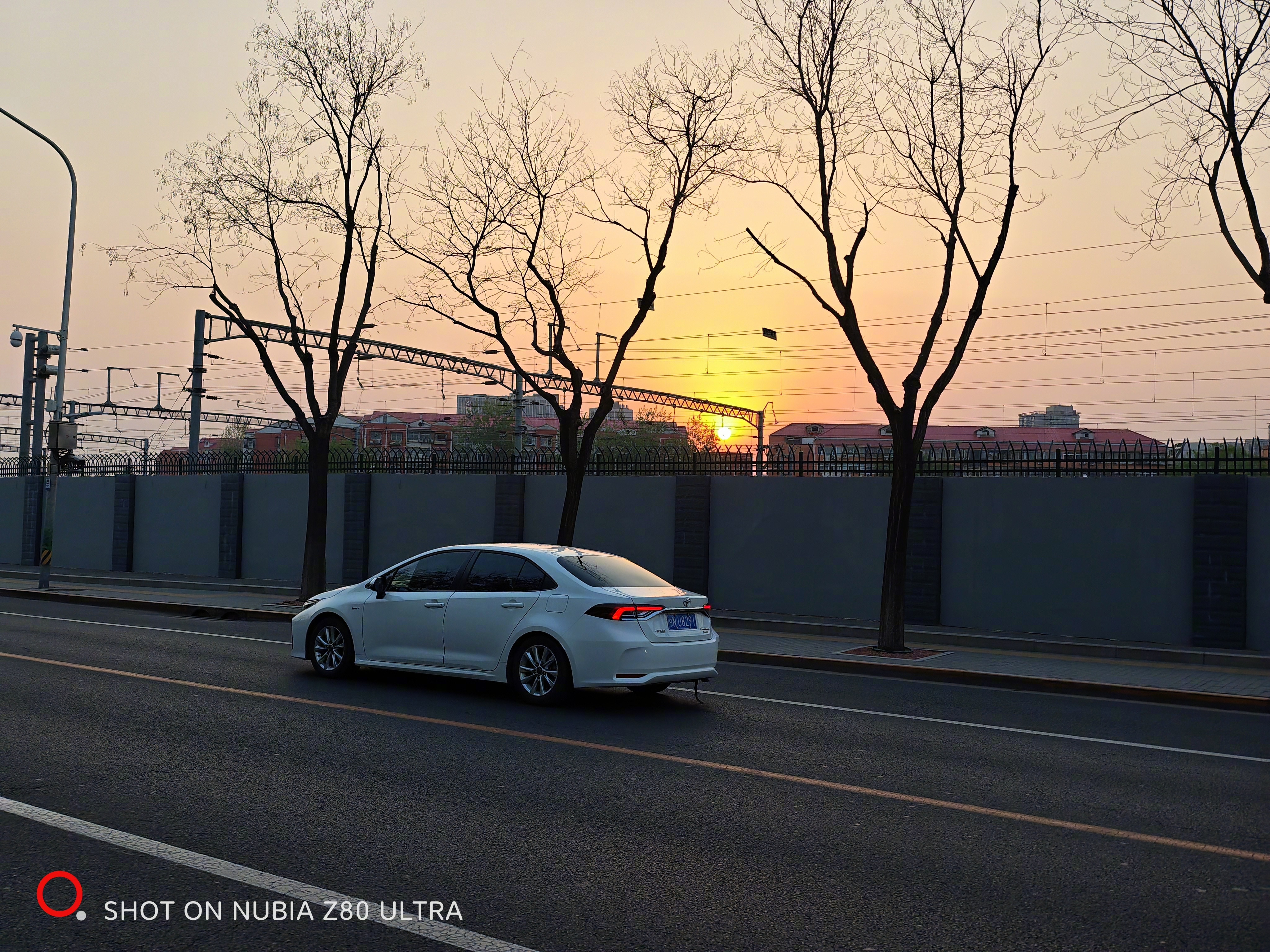 今天4月4日，晚18点15分，北纬39度的北京，太阳接近地平线，白天的长度继续增