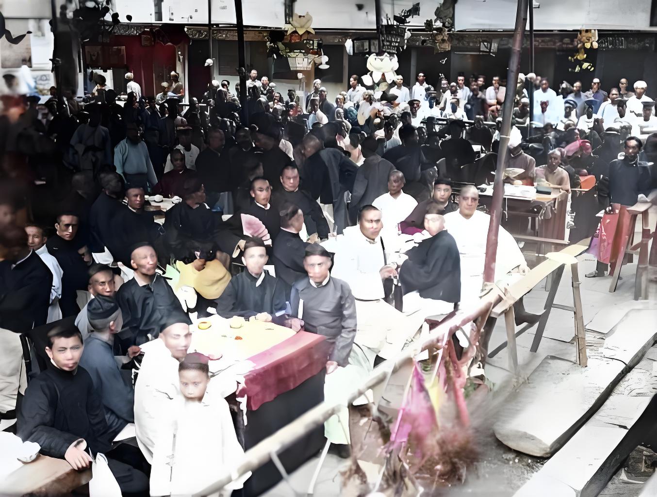 这张1915-1925年四川乐山祝寿宴的照片，简直是场“权力修罗场”的活态展览！