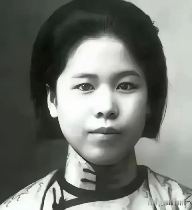 他们扒下她的裤子，把一管粗大的针头，扎进了她的大腿。就这么，当着一群人的面。这之