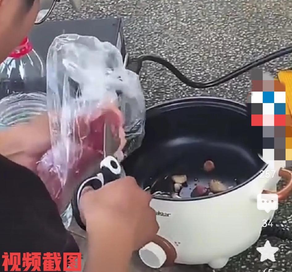 外卖小哥为了省钱在外面做饭。这是他在休息时，自己在外面选择一处空地自己做饭吃
