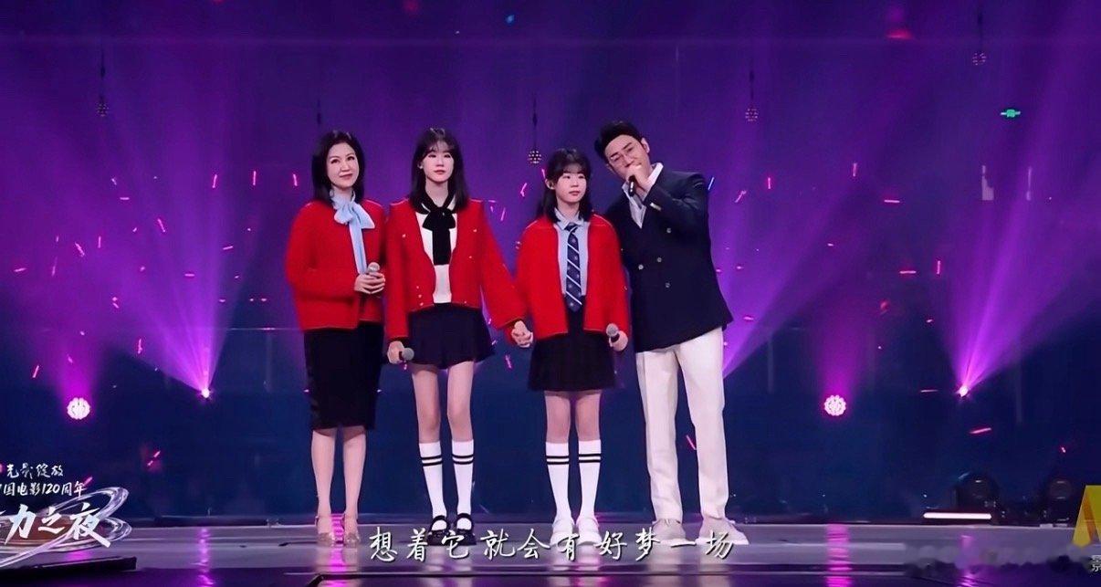 陆毅鲍蕾两口子的基因有点太强大了，一家子腿精