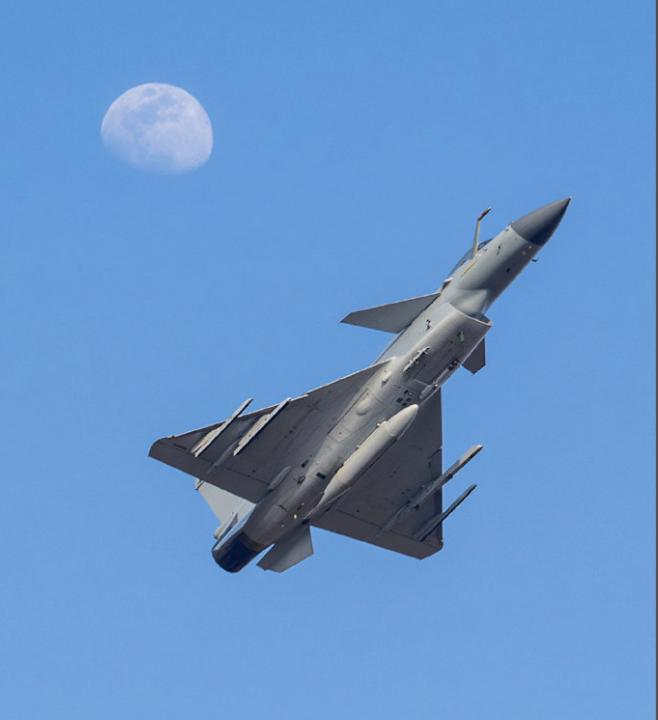 解放军雷达技术实在太逆天，印巴空战，歼10C机载雷达200公里外锁定阵风，全程没