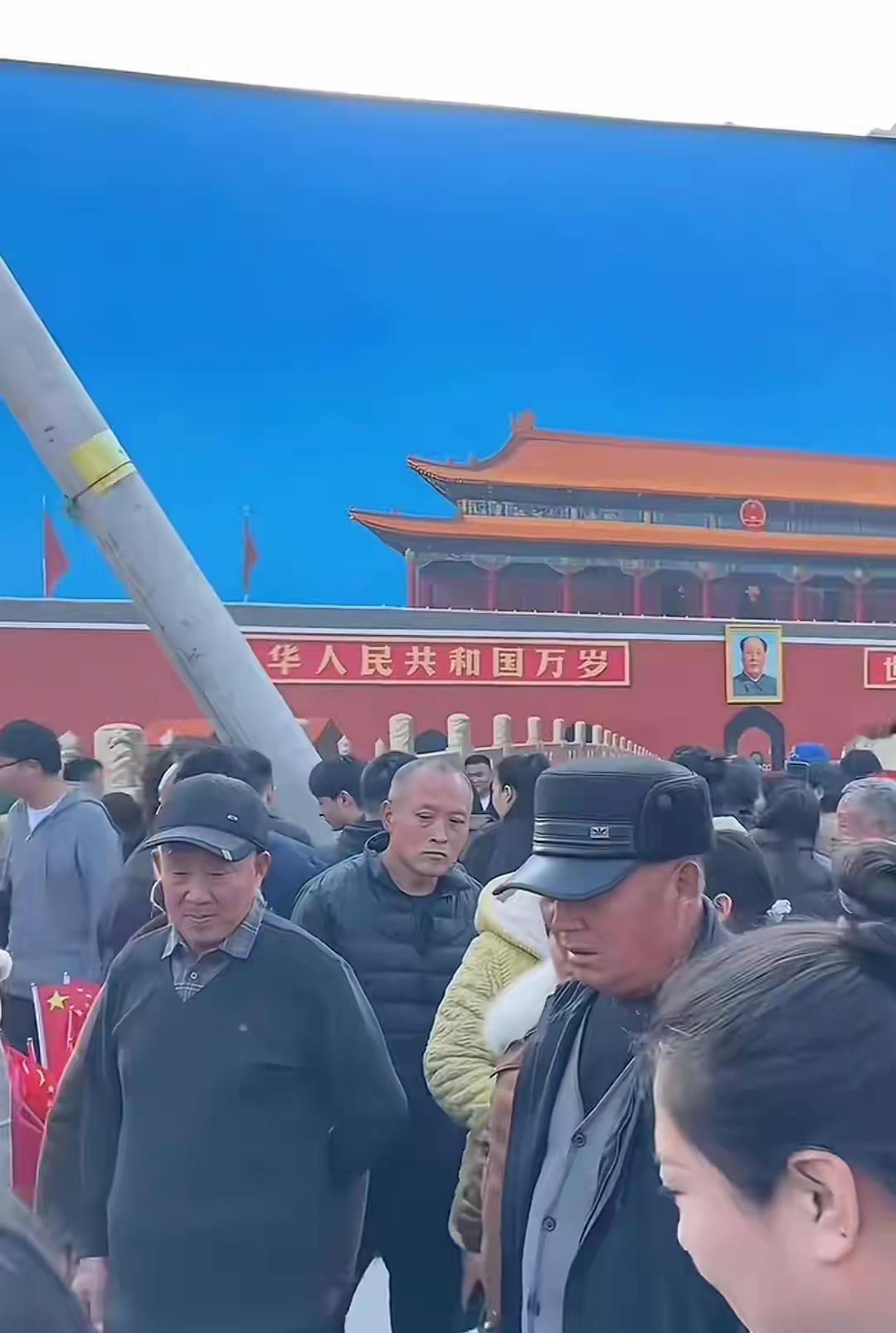 吴营村天安门连夜拆除电线杆，今早举行升旗仪式，仪仗队都来了最近吴营村的天安门太