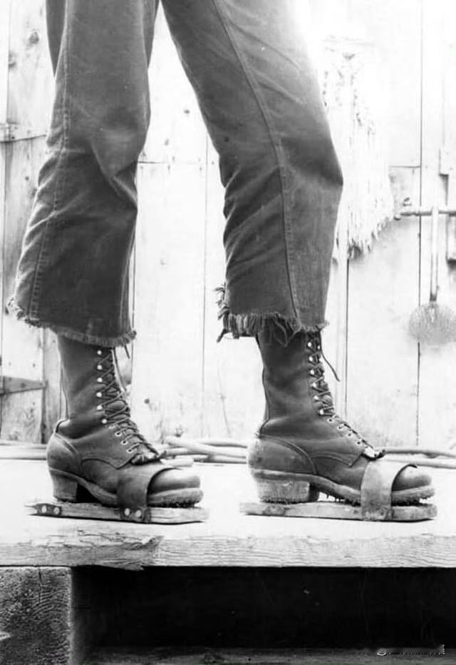 20世纪20年代，伐木工人在午休时穿的拖鞋，以保护食堂的地板。伐木靴的设计核心