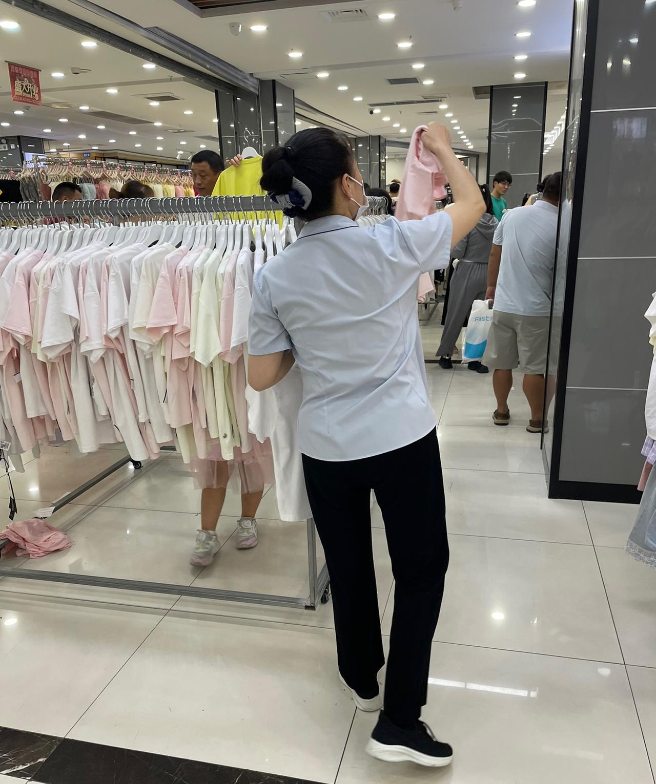 现在物价太便宜了，昨晚去商场买鞋子，就是29元一双的运动鞋，因为我以前买过一双，