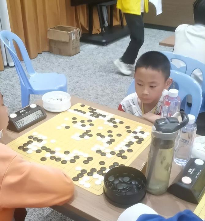 5月19日，泉州9岁围棋天才从高楼跳下结束生命，输棋被父亲长期殴打，父母离异！人