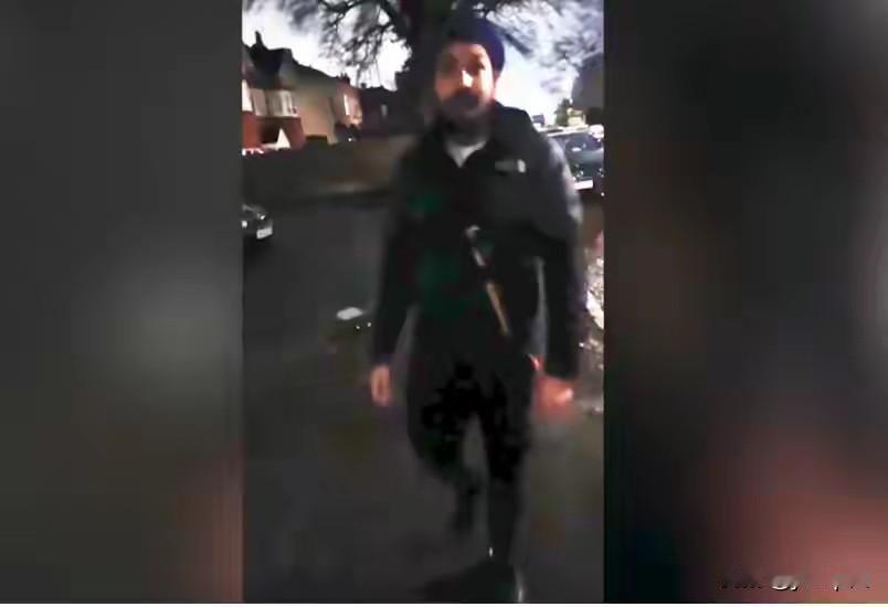 英国人现在出门，身上连瓶防狼喷雾都不能带——那是管制武器，带了违法。可一个锡克教