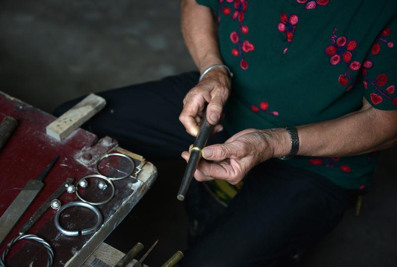 我妈活通透了！52岁被工厂拒之门外，转身推起小推车，竟让整条街都亮了！第一天