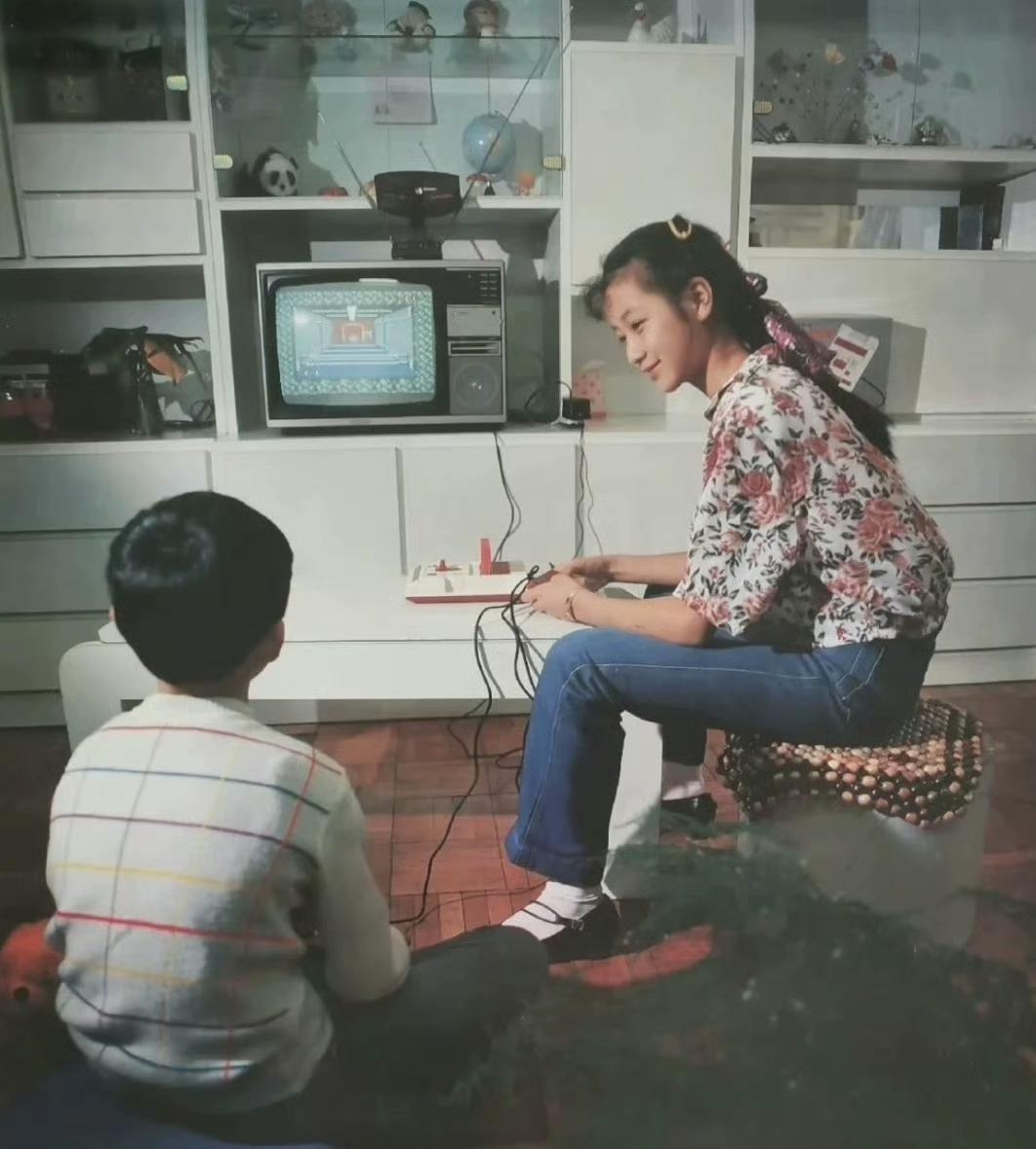 80年代，姐弟俩正在打魂斗罗游戏。在那个时候，这样的家庭绝对是优越的~