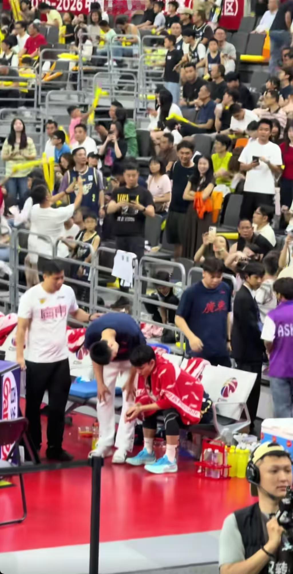 广东宏远跟队记者关辛说出徐杰发挥不佳的另一个隐情！关辛在视频总结说徐杰打的不好是