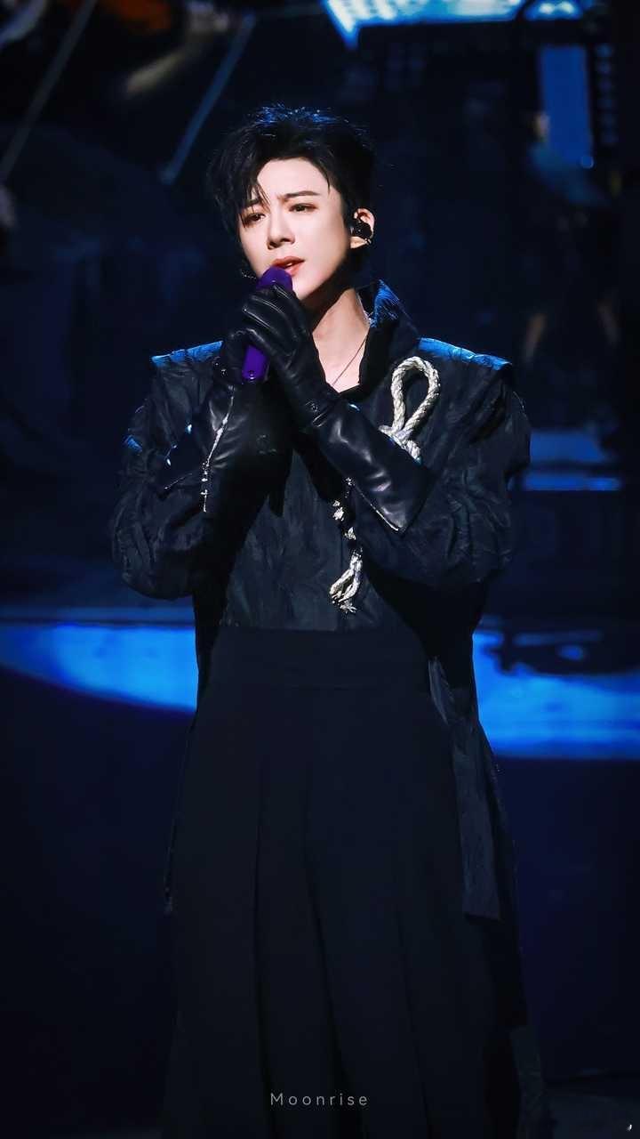 刘宇宁身穿JuanaMartÍn2025秋冬高级定制系列礼服闪耀王者荣耀十周