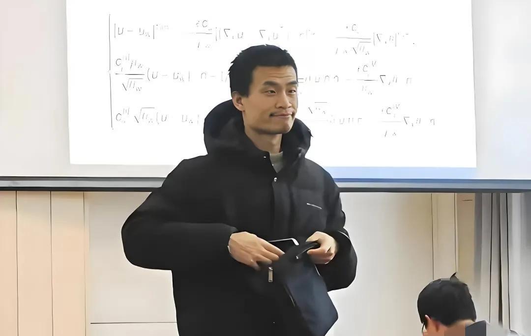我问我闺蜜，你会喜欢一个牙掉了好几颗也没补，头发稀稀疏疏但有学问高的男生吗？闺