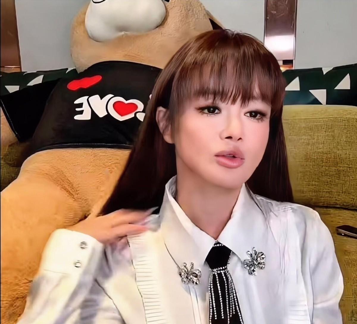 冉莹颖直播带货，我一场没落下地看了几回，但愣是啥也没买。直播间里太乱了。她扯着