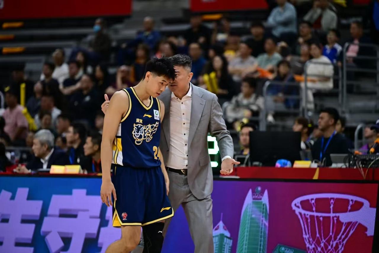 杜锋没有任何战术变化和调整，首发阵容、替补轮换跟打广州如出一辙广东队打不过北京