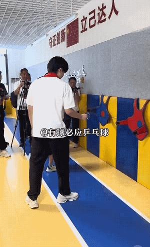 在校园内体验击剑的大头，跟着教练的口号有节奏的做动作，干什么都很认真全心投入！