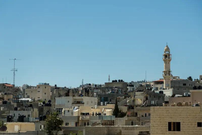 巴勒斯坦人的生活水平和以色列比起来，差距巨大。以色列人均GDP达4万美元，生活水