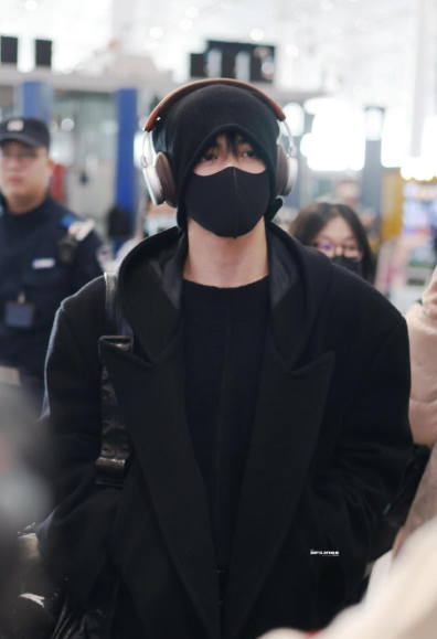 这身装扮的撕漫感太强了。冷帽与耳机塑造出的半遮面效果，突出了眼神的灵动。清瘦身形