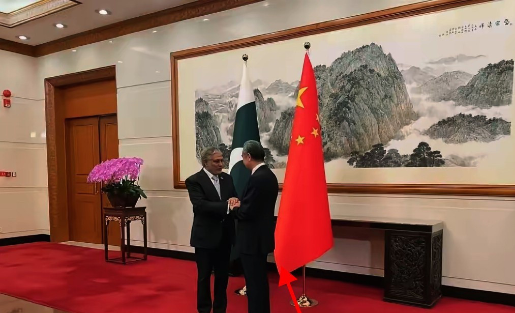 巴铁访华谢恩中国老铁硬挺真想不到！巴基斯坦外长访华，这