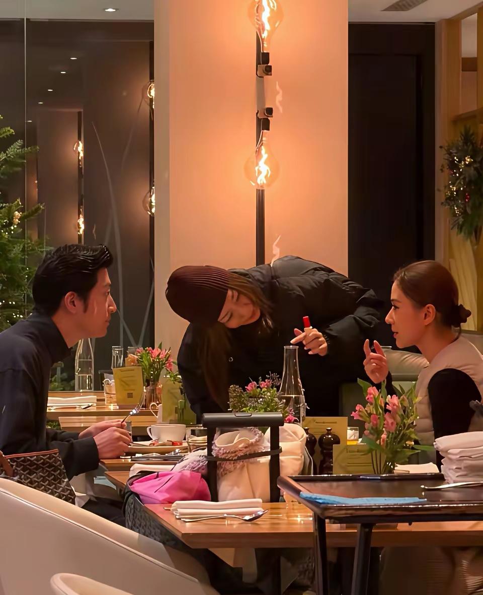 看了何超莲和窦骁在国外餐厅的照片，突然懂了什么叫“生活分层”。照片里她俩坐