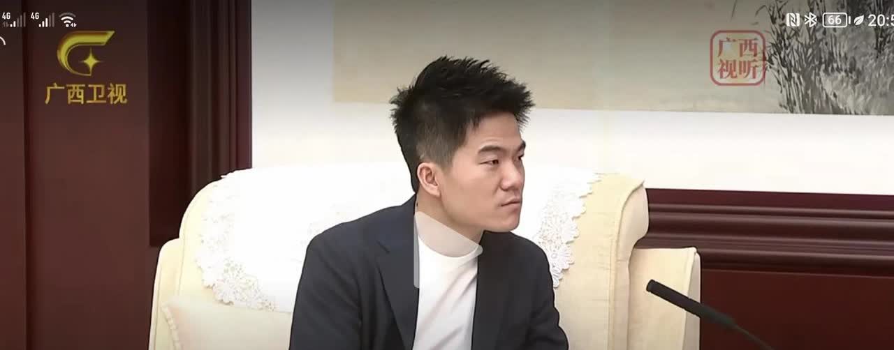董宇辉很谦虚，也很上路。去广西了，受到相关领导亲自会见。董宇辉也很知道，坐姿谦逊