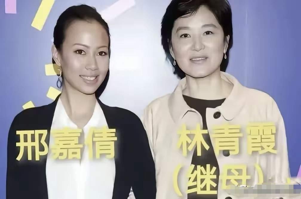 林青霞和女儿宋丹丹和女儿陈婷和女儿三位女明星和女儿同框，虽然不是亲生的，但