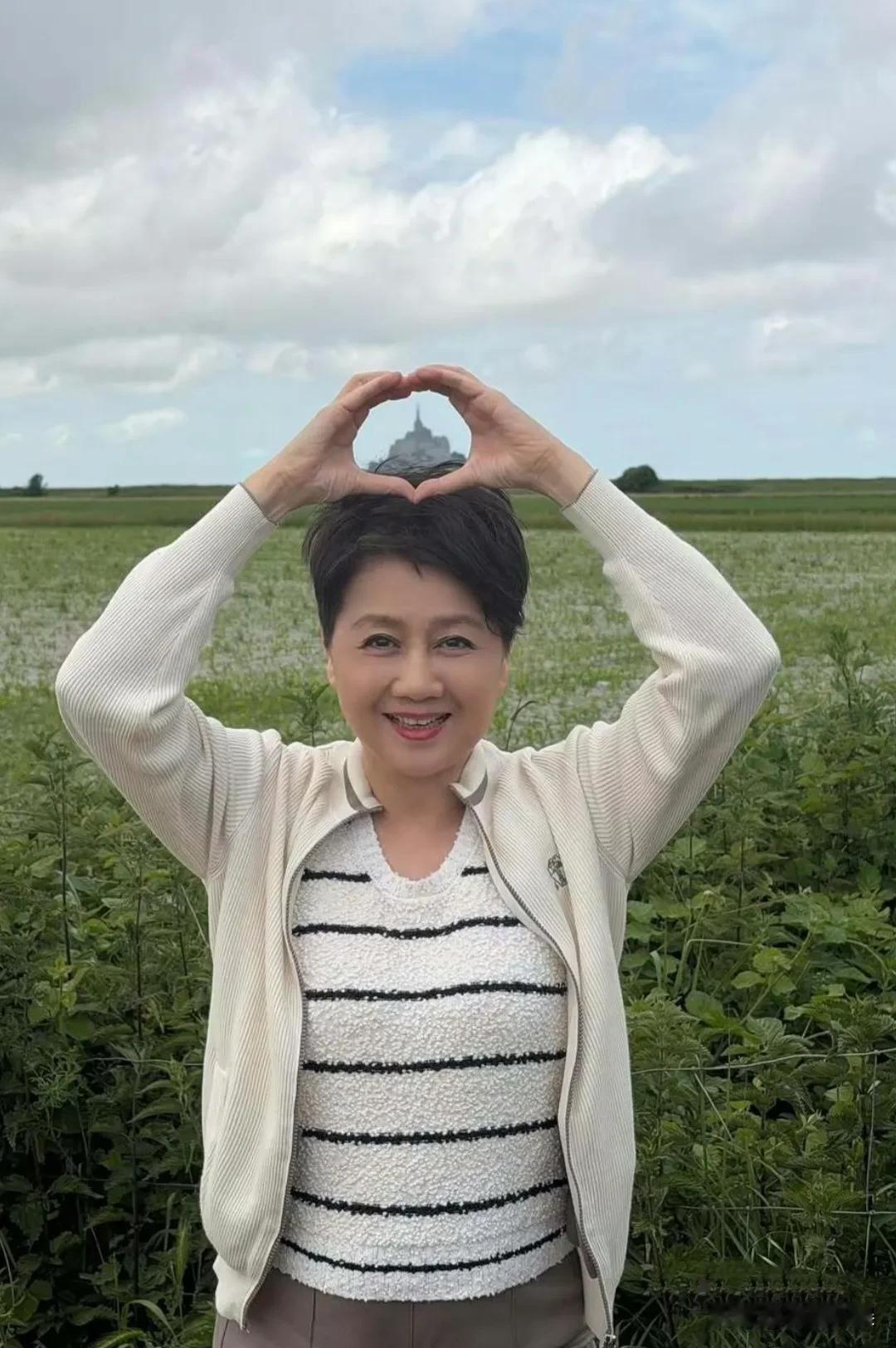 何猷君晒自己的母亲四太，在婚礼上的动态，她在城堡前比心，在城堡里跳舞，快乐的心情
