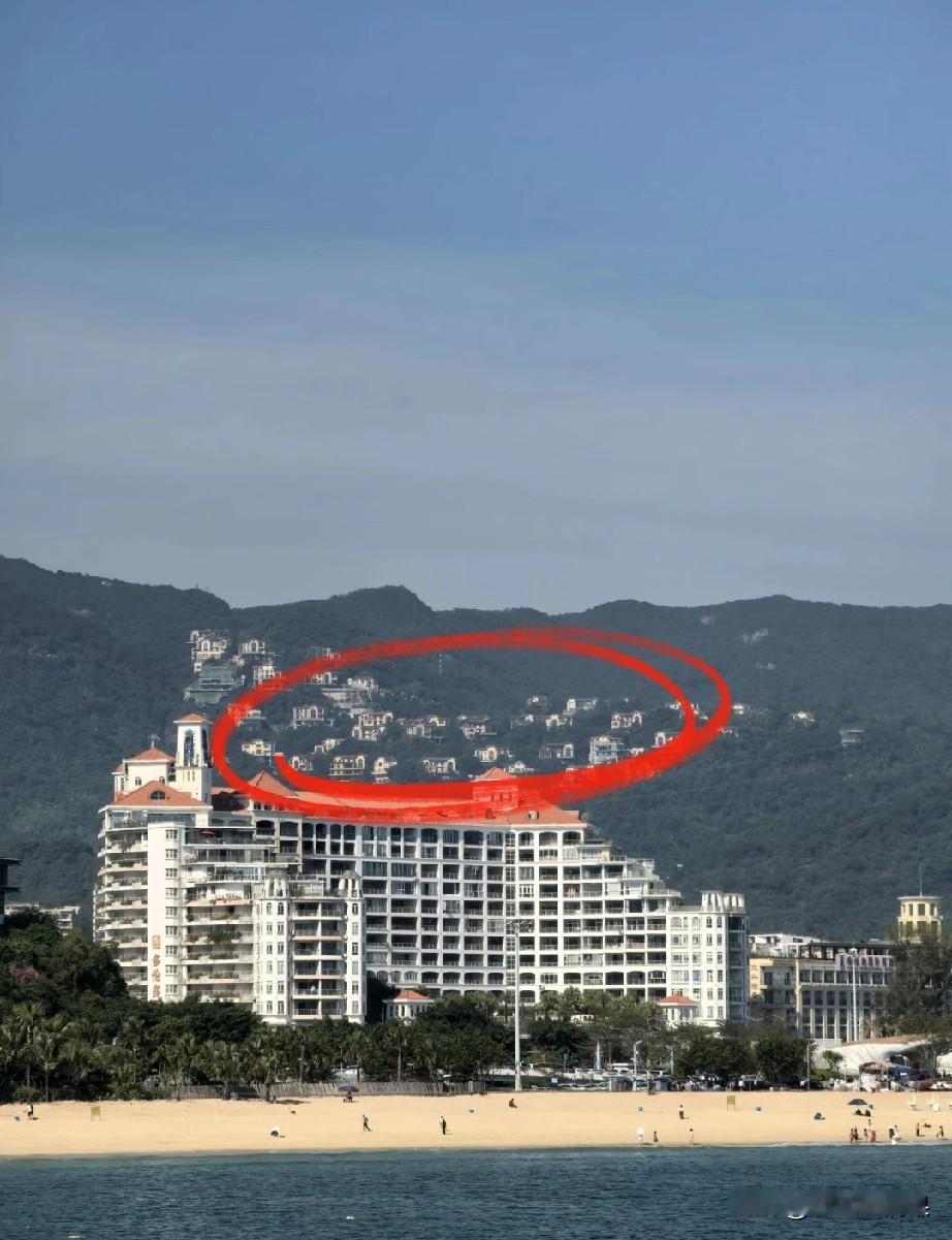深圳大梅沙背后的山上，听说这里的别墅价值千金，价格都是数千万一栋，一般的有钱人都