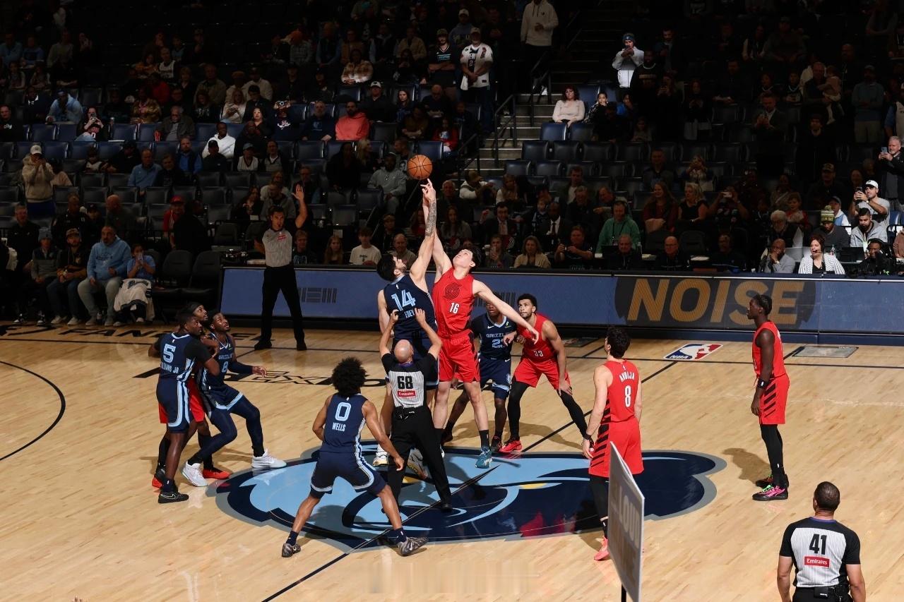 杨瀚林犯规杨瀚森今天的出场时间创了生涯新高，不过上半场的表现可以用灾难来形容，