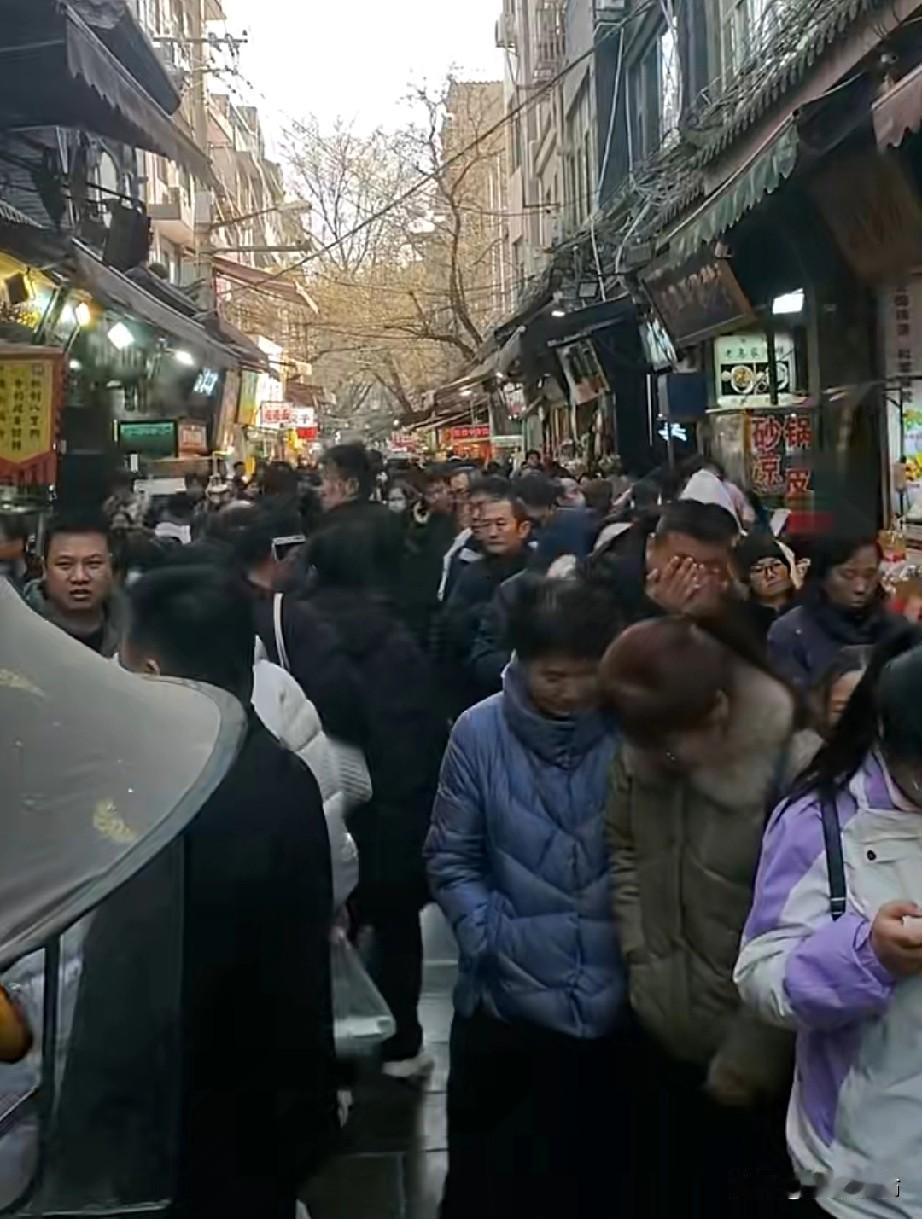 不知道回民街的腊肉有啥好吃的。今天去回民街打算买些牛肉，没想到还是人挤人。刘纪孝