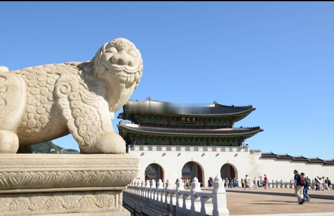 有韩国人在北京天坛和故宫玩后，吐槽的首尔王宫被大楼包围很难看。笑死有什么可比性吗