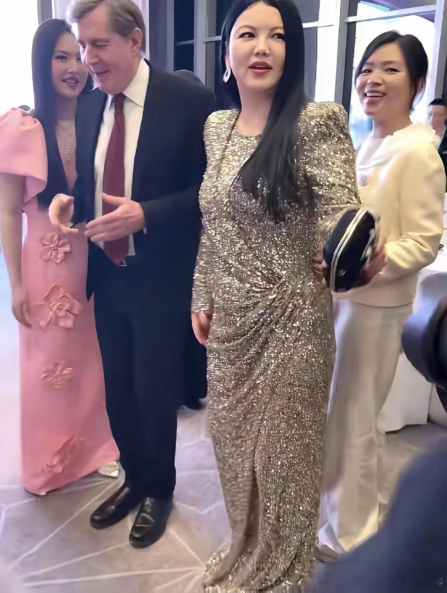 王诗龄参加肖邦晚宴，被老外搭讪用流利英语交流，确实厉害，不过她和李湘的打扮一言难