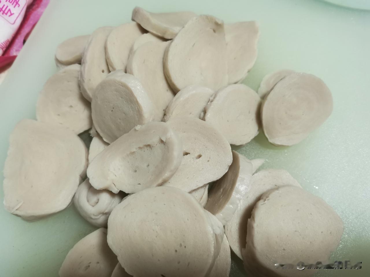 冬天了，不是要你胡吃海塞，你多泡泡脚，效果会不一般。1.食盐水泡脚，防止脚干