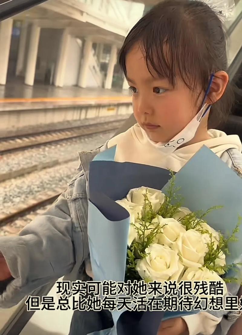 “让人泪目！”近日江西，一位单亲妈妈带着5岁的女儿去看她的丈夫，这5年来