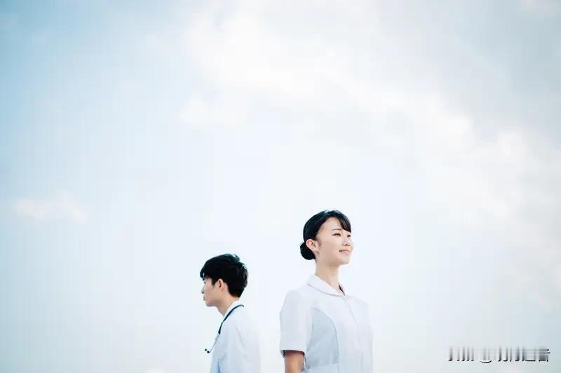 白岩松对最快女护士事件的评论颇具深意。他认为张水华展现出的运动天赋值得重视，若能