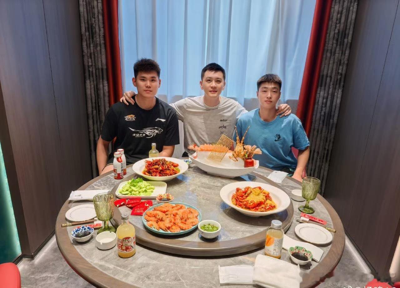 我看除了对艾伦，都挺有情有义[大笑]​​​