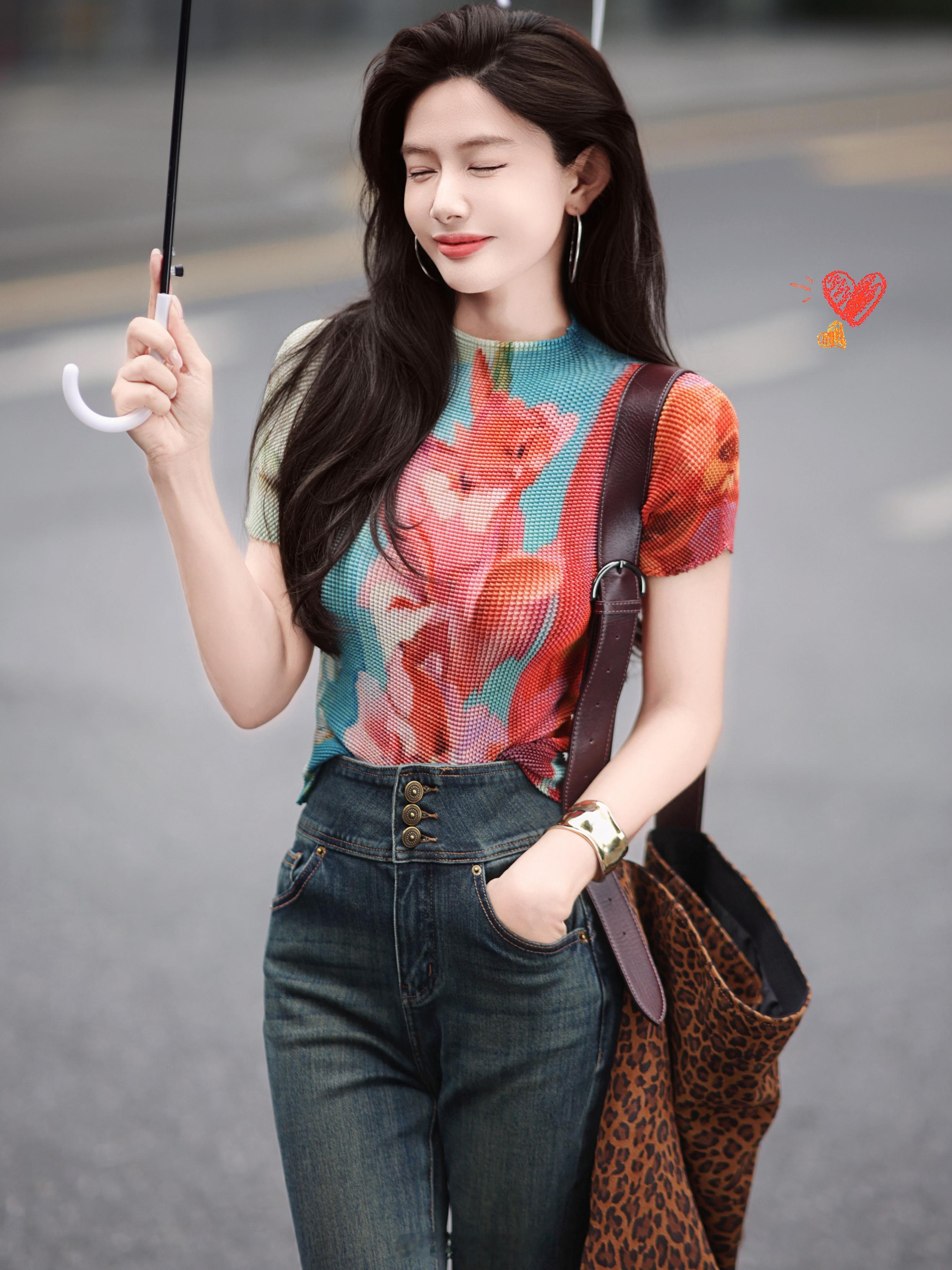 莫？怎么一觉醒来我穿越到了千禧年！🤩这古早的T恤穿上即明媚啊感觉气质都不