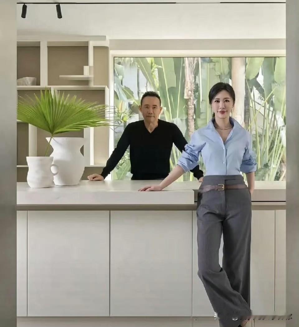 王石实在太累了。七十多岁的人，为了配合妻子拍别墅写真，还得折腾一次性黑发。染完