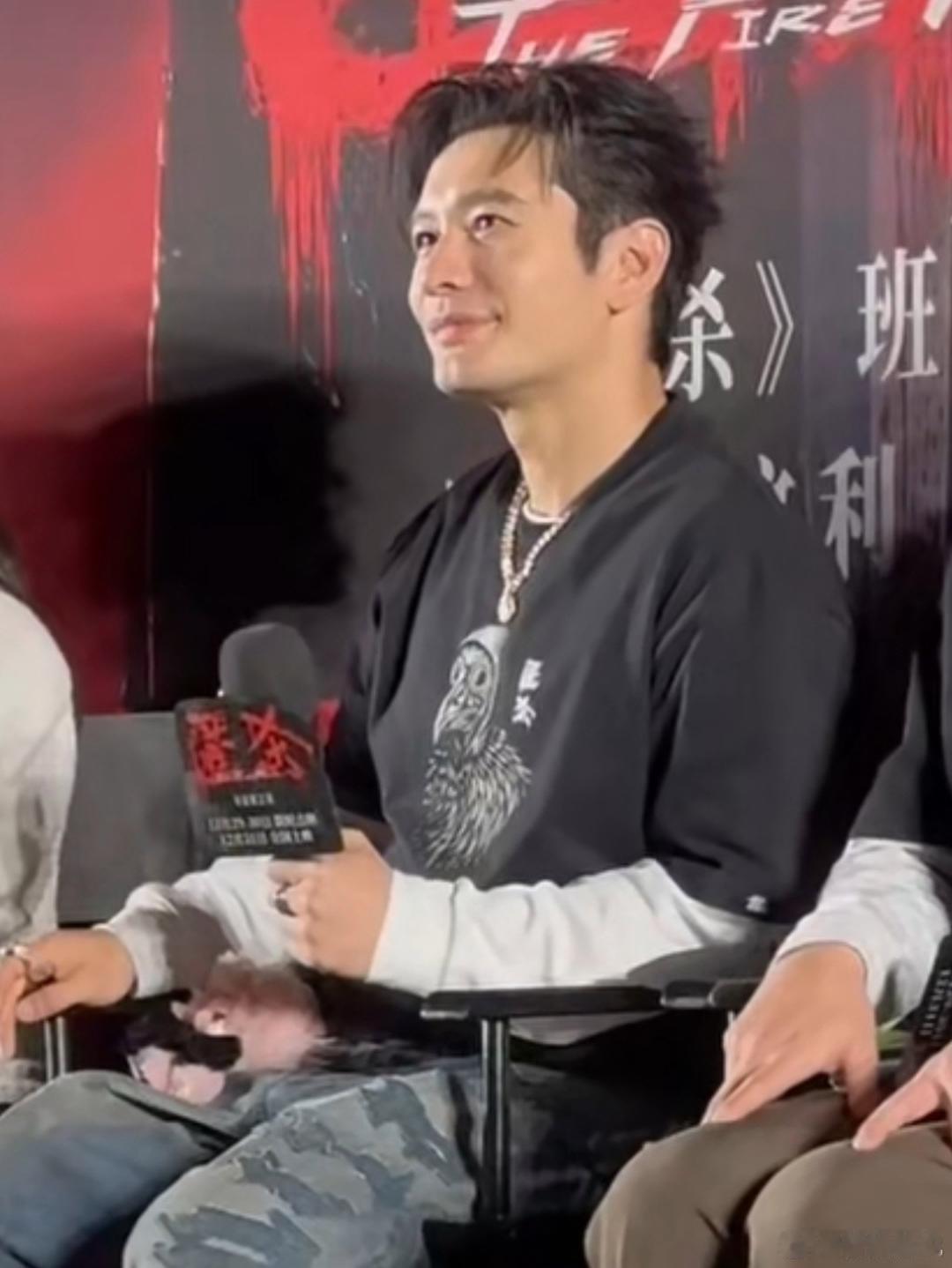 陈梦黄晓明还是我认识30多年的哥吗乒乓球世界冠军陈梦在电影《匿杀》首映礼上对