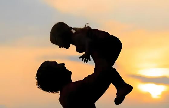 广西，男子离婚后小女儿归他抚养，大女儿归前妻，渐渐他发现小女儿不像自己，怀疑不是